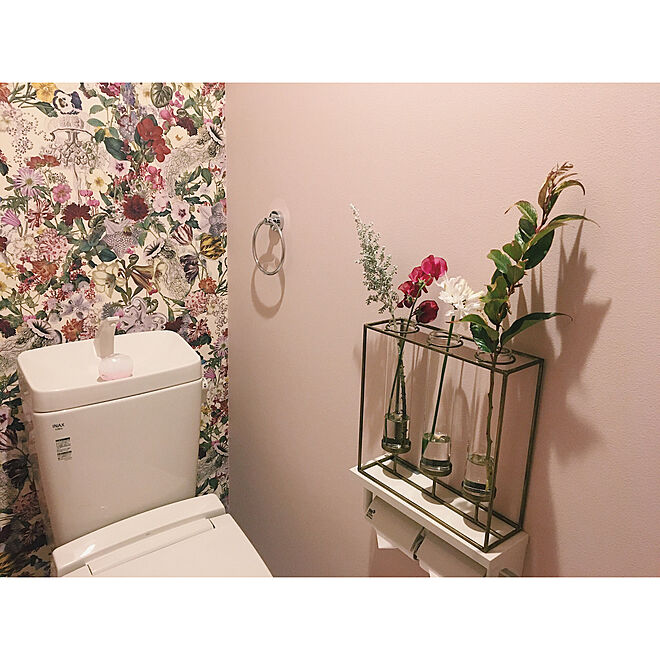花柄の壁紙 花瓶 ピンクの壁紙 ピンクのトイレ サンゲツ 壁紙 などのインテリア実例 19 11 16 09 51 56 Roomclip ルームクリップ