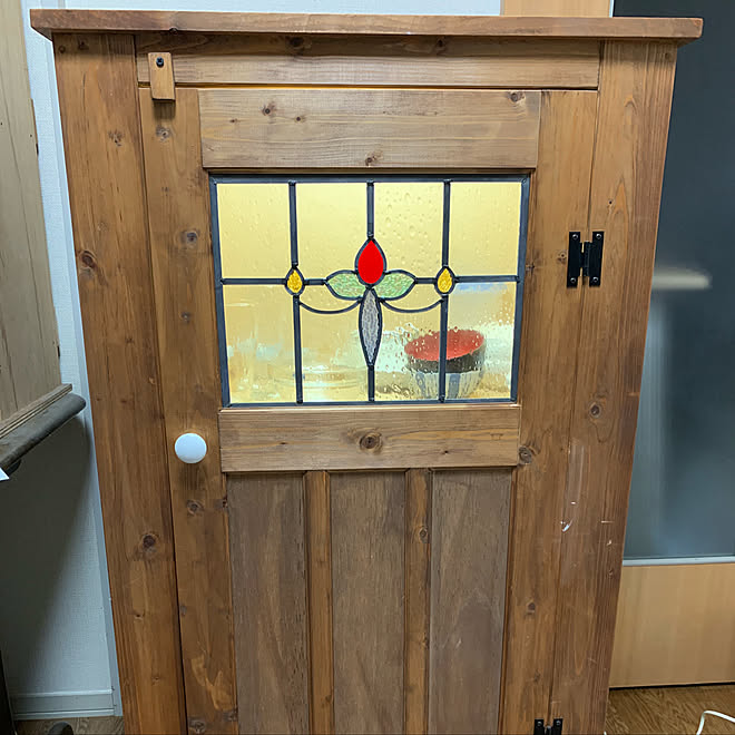 パイン材のキャビネット パイン材の家具 パイン材 無垢の家具 ステンドグラス などのインテリア実例 06 12 00 25 54 Roomclip ルームクリップ