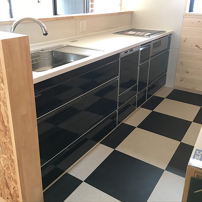 キッチン 市松模様の床 フロアタイルの床 引越し前 タカラキッチン などのインテリア実例 18 01 08 22 03 09 Roomclip ルームクリップ