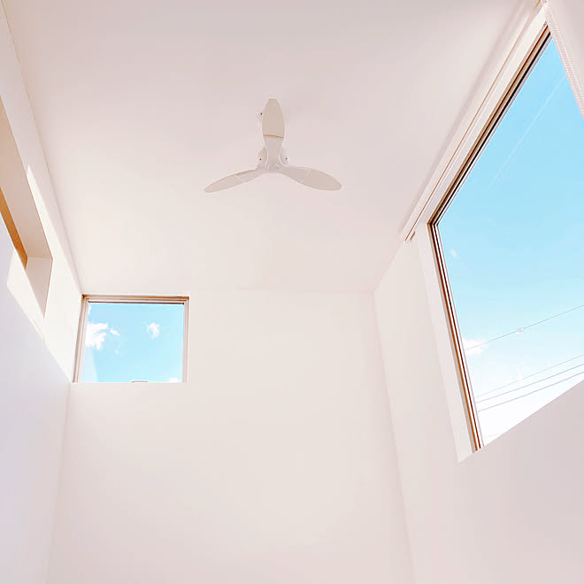 白壁紙 空がきれい 癒しの時間 吹き抜け天井 吹き抜け窓 などのインテリア実例 22 02 16 17 22 10 Roomclip ルームクリップ