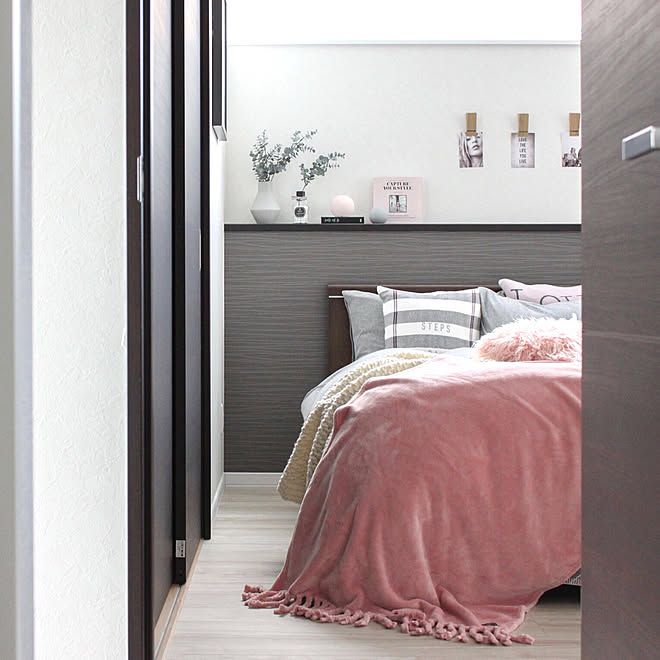 ベッド周り 寝室インテリア ダークブラウンの家具 海外風インテリア ピンクインテリア などのインテリア実例 18 12 21 15 07 25 Roomclip ルームクリップ