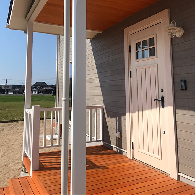 カリフォルニアスタイル 玄関ドア ポーチデッキ 新築 玄関 入り口のインテリア実例 05 31 21 53 40 Roomclip ルームクリップ