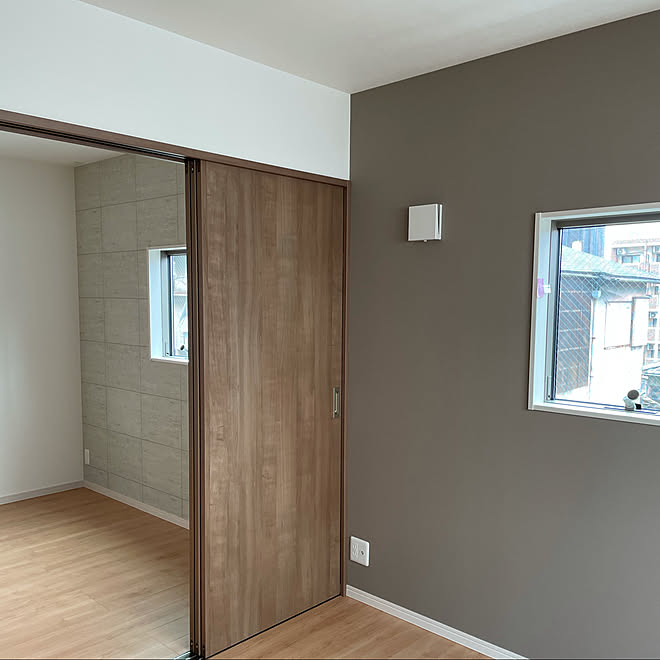 子供部屋 コンクリート風壁紙 アクセントクロス 壁紙 ベージュ などのインテリア実例 21 06 18 19 42 01 Roomclip ルームクリップ