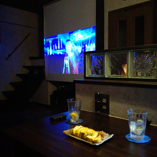 部屋全体 新日本プロレス プロレス好きな旦那と息子 プロレスバー プロジェクター などのインテリア実例 18 01 04 17 52 13 Roomclip ルームクリップ