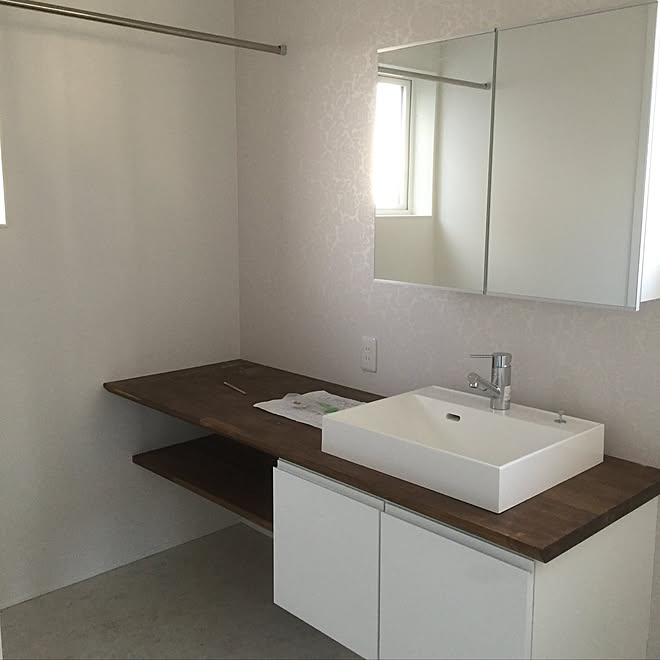 バス トイレ 壁紙何気にアクセント 洗面所カウンター 建築中のインテリア実例 17 11 19 22 11 44 Roomclip ルームクリップ