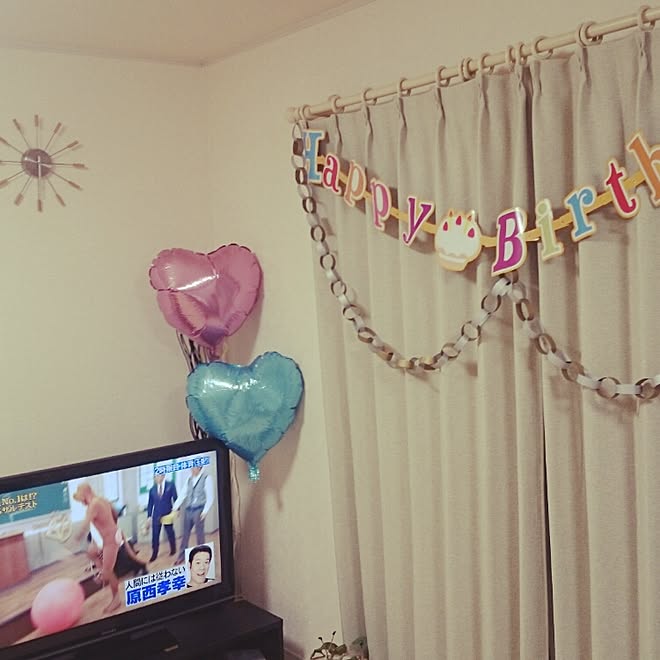 リビング カーテン 誕生日 誕生日飾り付け バースデーガーランド などのインテリア実例 16 01 09 22 29 35 Roomclip ルームクリップ