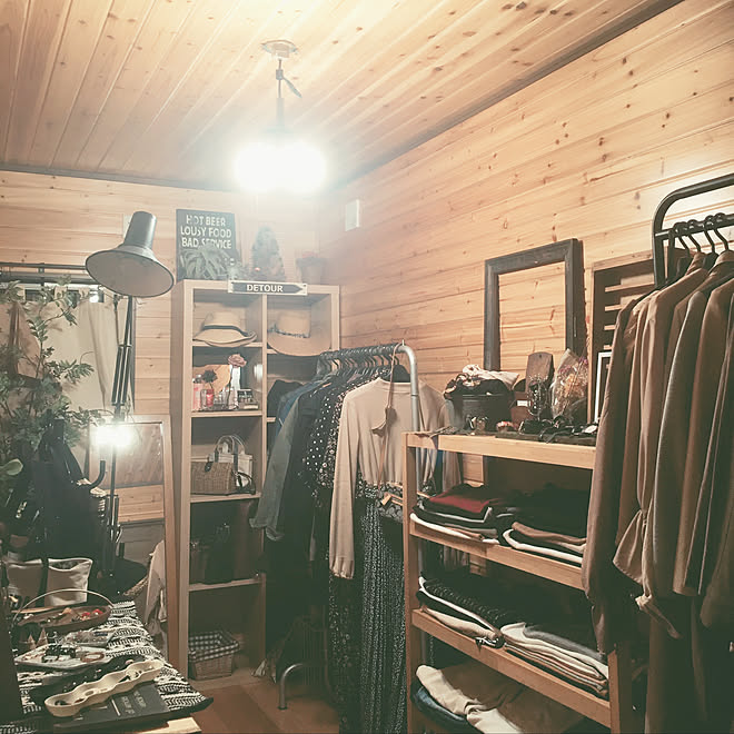 衣替え 洋服ディスプレイ 洋服部屋 洋服収納 木の部屋 などのインテリア実例 04 29 22 18 59 Roomclip ルームクリップ