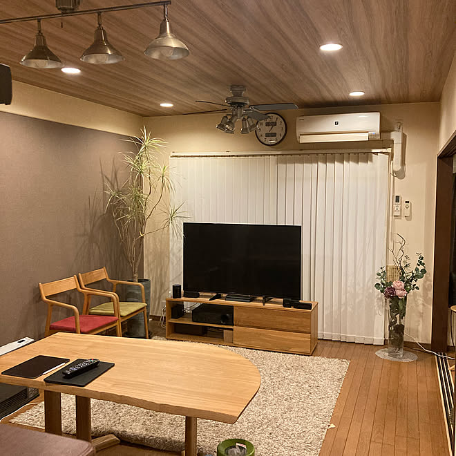 天井木目 マンション暮らし 関節照明 オーダー家具 天井クロス 木目 などのインテリア実例 22 03 06 22 47 Roomclip ルームクリップ