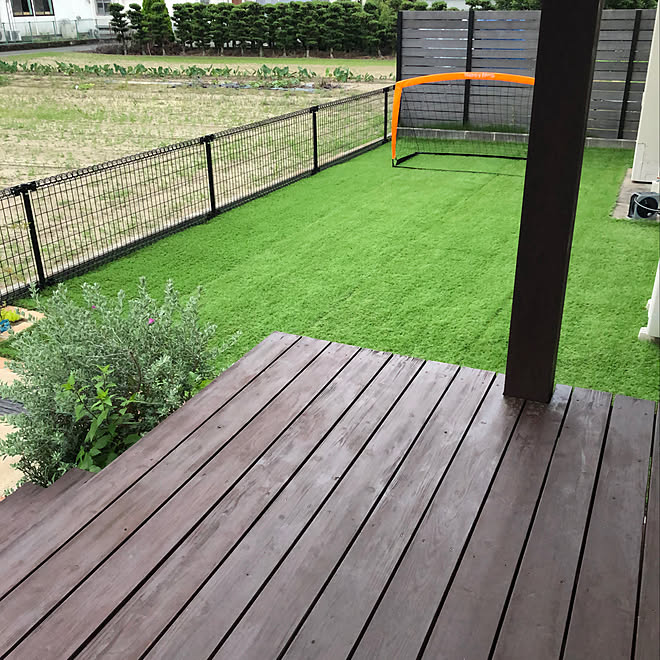 ウッドデッキのある暮らし 防草シートで雑草対策 人工芝の庭 植物のある暮らし お庭改造中 などのインテリア実例 21 06 13 21 01 45 Roomclip ルームクリップ