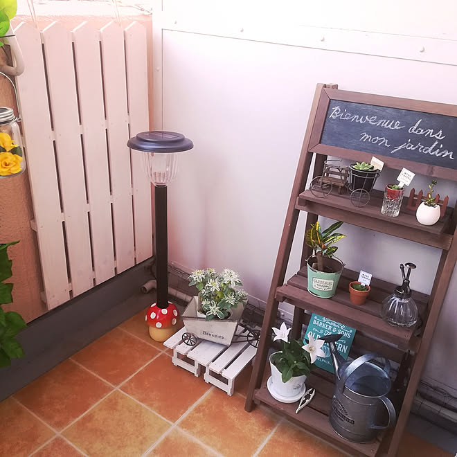 園芸グッズ ナチュラルキッチン ニトリ 木製プランター台３段 ベランダガーデン計画 などのインテリア実例 08 15 23 58 33 Roomclip ルームクリップ