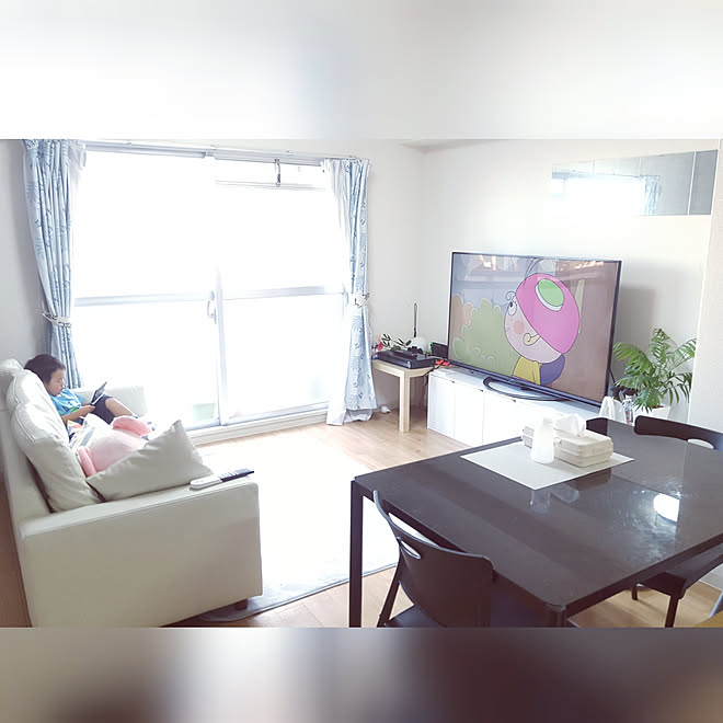リビング 床にものを置かない 賃貸 シンプル 理想とは程遠い などのインテリア実例 19 07 15 17 33 57 Roomclip ルームクリップ
