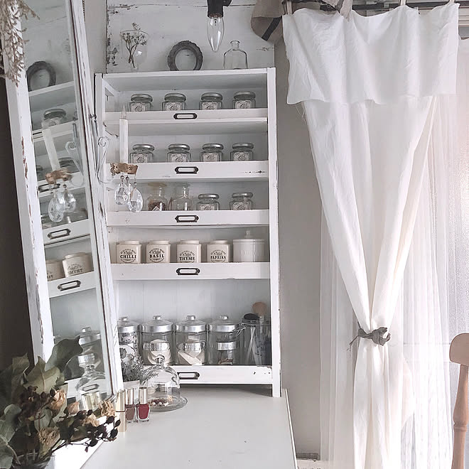 タンスと鏡でドレッサー 自作カーテン 小瓶収納 ガラス瓶収納 ホワイトインテリア などのインテリア実例 19 10 29 13 00 25 Roomclip ルームクリップ