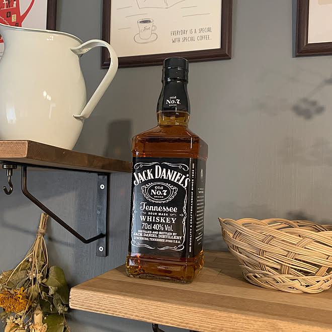 ウォールシェルフ Diy ジャックダニエル 洋酒ボトル 洋酒 壁紙ペイント などのインテリア実例 22 03 01 10 13 36 Roomclip ルームクリップ