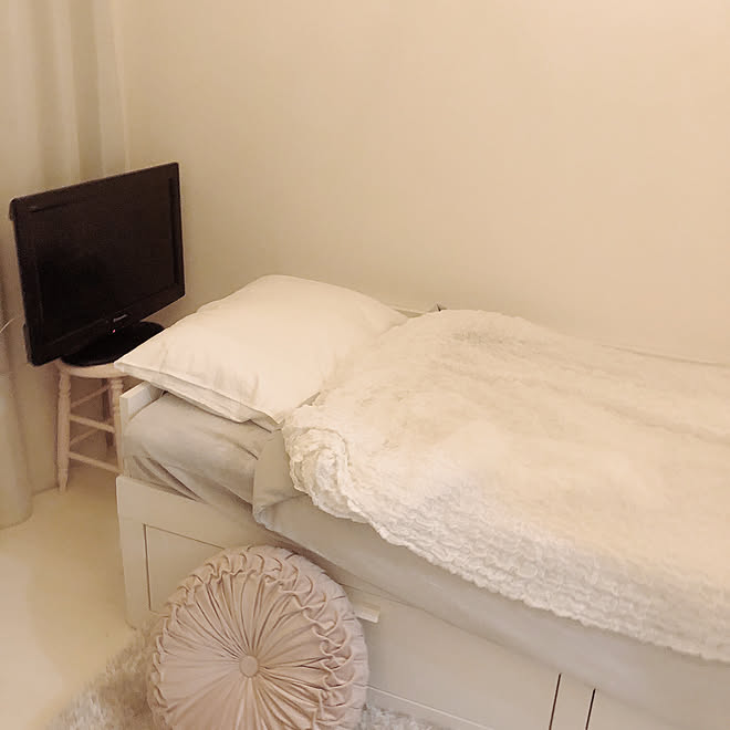 ホワイト グレー ピンク ホワイト グレー ホワイトインテリア 収納がない部屋 狭い部屋 などのインテリア実例 21 12 31 15 27 00 Roomclip ルームクリップ