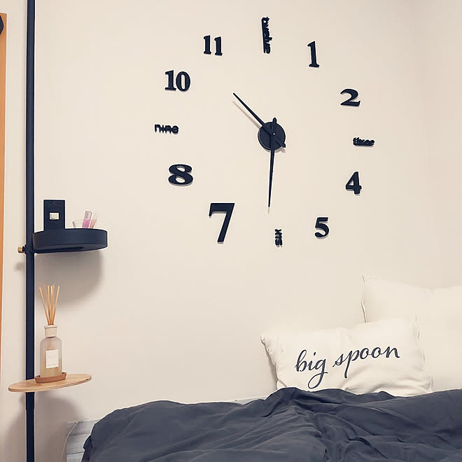 ベッド周り 時計 ニトリ Nitori モノトーンインテリア などのインテリア実例 22 03 14 22 36 25 Roomclip ルームクリップ