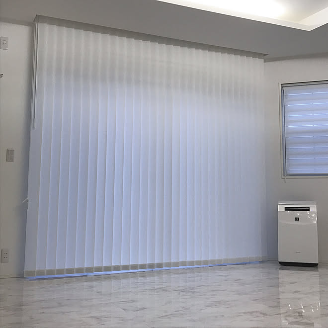 バーチカルカーテン バーチカルブラインド グレーインテリア グレー ホワイト マイホーム完成しました などのインテリア実例 19 10 17 02 45 Roomclip ルームクリップ
