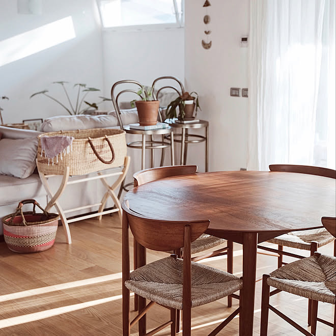 机 ラウンドテーブル ダイニングテーブル 自然素材 海外生活 などのインテリア実例 19 04 21 00 50 21 Roomclip ルームクリップ
