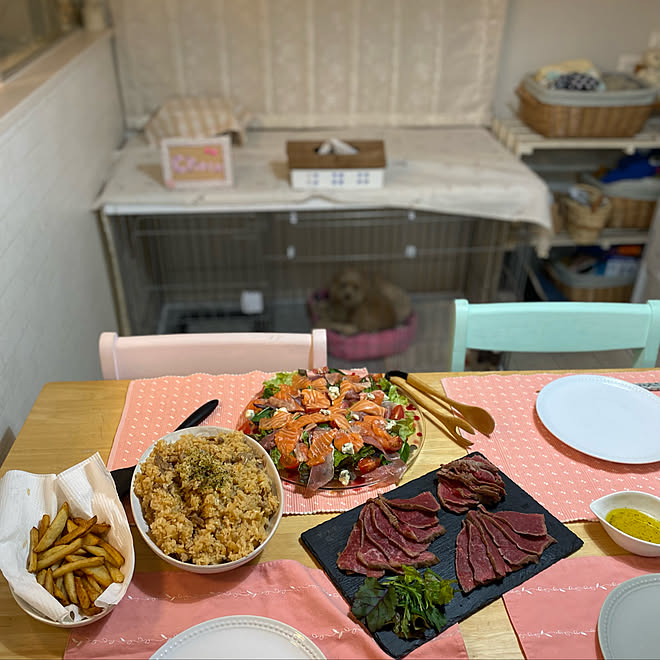 ローストビーフ 犬のケージ 誕生日ごはん 机のインテリア実例 22 02 14 15 49 25 Roomclip ルームクリップ