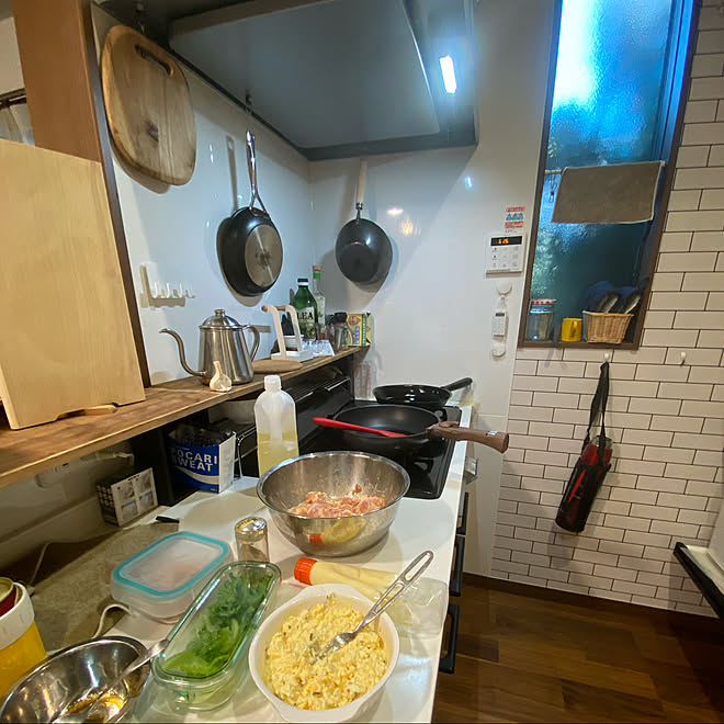 フライパン収納 サンゲツ壁紙 吊り下げ収納 インダストリアルインテリア 男前 などのインテリア実例 21 08 07 17 51 10 Roomclip ルームクリップ