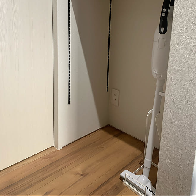 パントリー内部 パントリー マキタコードレスハンディクリーナー マキタ掃除機 Kirakira 31house などのインテリア実例 04 09 09 40 44 Roomclip ルームクリップ