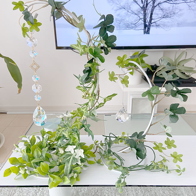 スワロフスキー スワロフスキーのサンキャッチャー ガラスのテーブル ヒマ潰し ダイソーのフェイクグリーン などのインテリア実例 03 30 18 50 25 Roomclip ルームクリップ