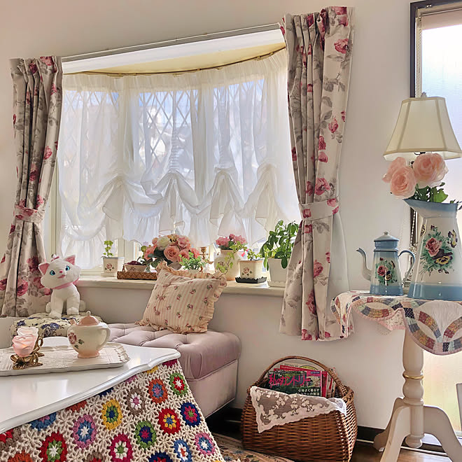 リビング 出窓のインテリア こたつのある部屋 ボウウィンドウ 可愛いものが好き などのインテリア実例 19 01 04 19 06 28 Roomclip ルームクリップ