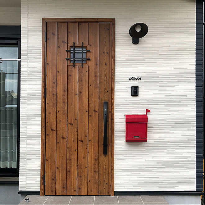 アイリッシュパイン リクシルの玄関ドア アイアン風表札 赤いポスト アートワークスタジオ ポスト などのインテリア実例 21 01 07 14 51 50 Roomclip ルームクリップ