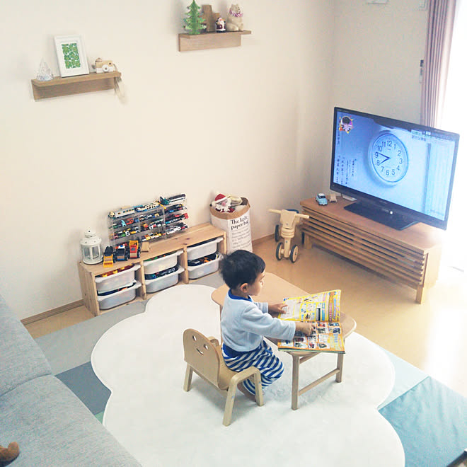 リビング こどもと暮らす ラグ 雲ラグ 縦長リビング などのインテリア実例 18 11 17 10 18 03 Roomclip ルームクリップ