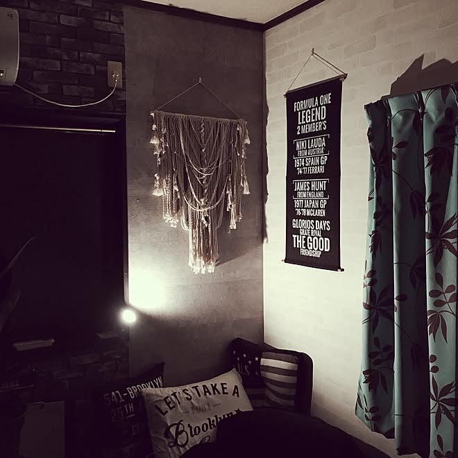 ベッド周り カーテン 白レンガ壁紙 ベッド スポットライト などのインテリア実例 17 07 03 18 05 26 Roomclip ルームクリップ