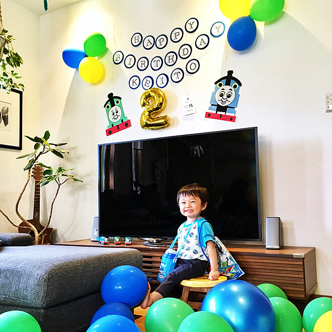息子2歳の誕生日 壁面アート トーマスとパーシー 誕生日飾り付け こどもと暮らす などのインテリア実例 18 10 15 16 46 08 Roomclip ルームクリップ