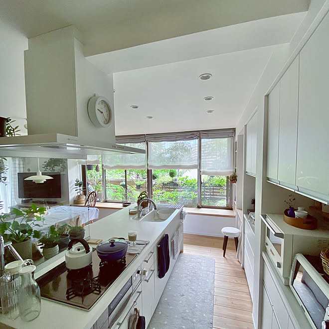 アイランドキッチン ダウンライトled 換気扇 キッチン時計 ル クルーゼ などのインテリア実例 21 08 07 17 07 10 Roomclip ルームクリップ