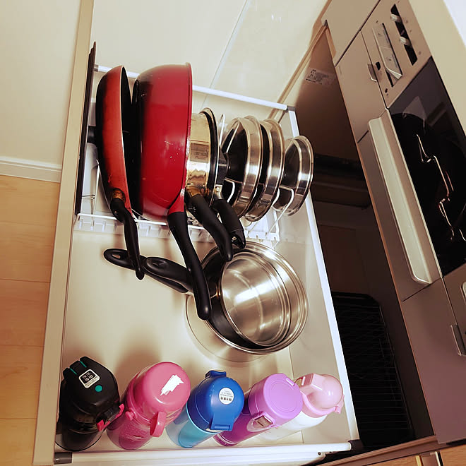 キッチン コンロ下収納 ニトリ ざるボウルフライパンスタンド Lixil キッチンのインテリア実例 21 01 31 05 00 40 Roomclip ルームクリップ