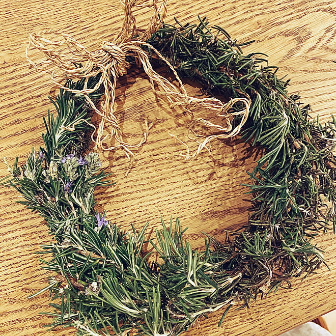 ローズマリーの香り 麦わらリボン 麦わら帽子リメイク ローズマリー リース などのインテリア実例 10 05 21 52 15 Roomclip ルームクリップ