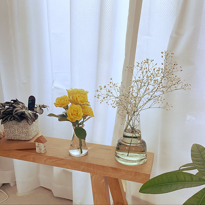 バラ かすみ草 コメントお気遣いなく 一輪挿し 無垢材ベンチ などのインテリア実例 21 06 12 17 08 33 Roomclip ルームクリップ