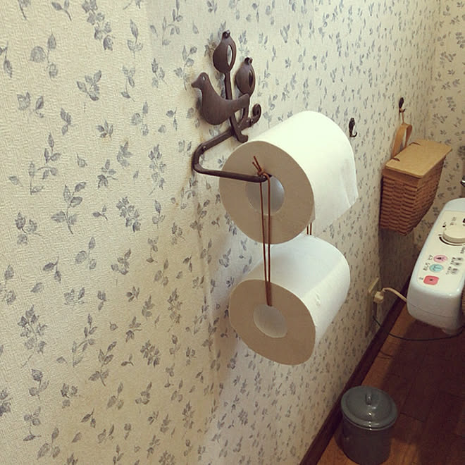 トイレットペーパーのストック トイレットペーパーホルダー 吊るす収納 カフェ風インテリア バス トイレのインテリア実例 11 06 07 38 26 Roomclip ルームクリップ
