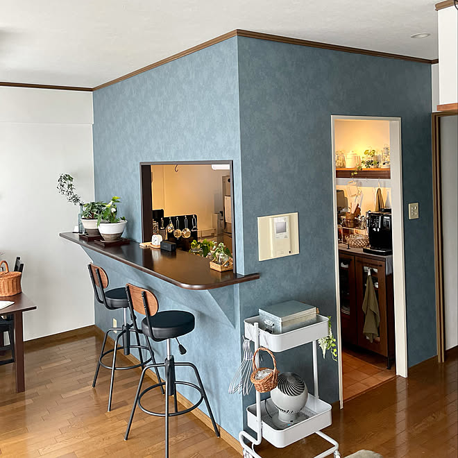 カウンターキッチン 塗り壁調壁紙 消臭機能 レザー調壁紙 アクセントクロス などのインテリア実例 21 08 11 13 18 13 Roomclip ルームクリップ