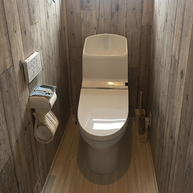 バス トイレ 木目調の壁紙 白い床 二階トイレ Totoトイレのインテリア実例 17 08 26 13 45 25 Roomclip ルームクリップ