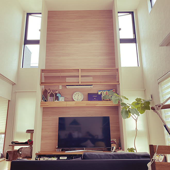 ロールカーテングレー 木目調クロス 吹き抜け窓 エアコン隠し 吹き抜けのある家 などのインテリア実例 05 27 12 31 11 Roomclip ルームクリップ