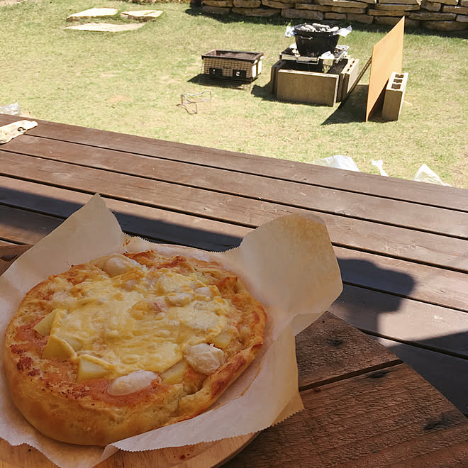 アウトドア ウッドデッキでランチ ピザ ダッチオーブン 庭 などのインテリア実例 19 05 05 16 10 42 Roomclip ルームクリップ