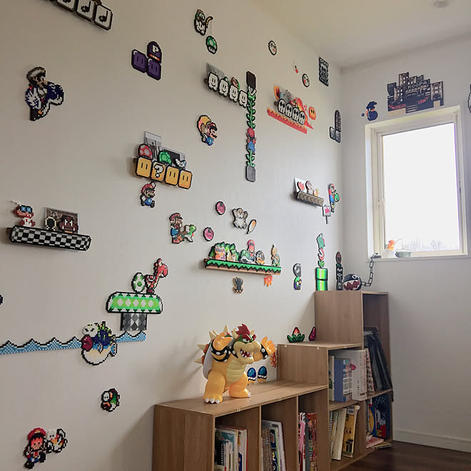 壁一面 アイロンビーズ マリオ ディスプレイコーナー こどものいる暮らし などのインテリア実例 04 19 22 06 03 Roomclip ルームクリップ