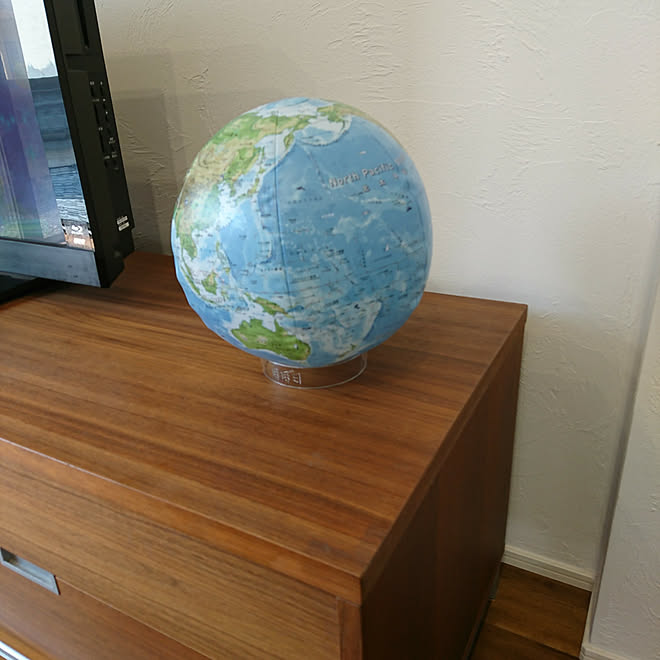 リビング ほぼ日 アースボール 無垢の床 漆喰壁 などのインテリア実例 18 03 25 14 37 56 Roomclip ルームクリップ