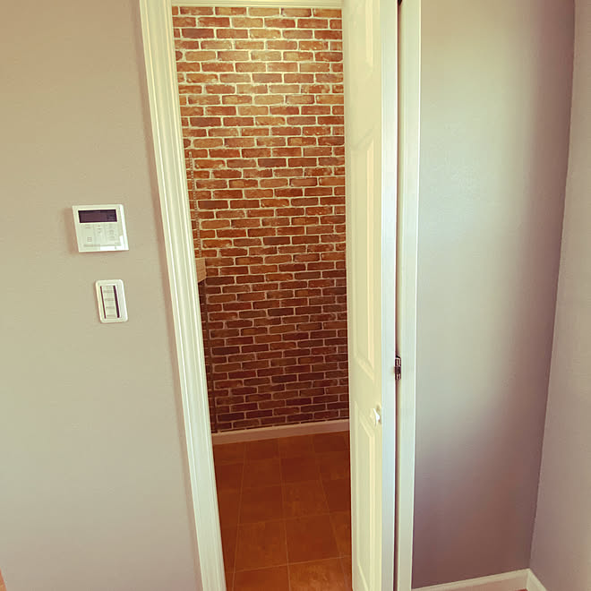 レンガ壁紙 パントリー収納 アクセントクロス テラコッタの床 キッチンのインテリア実例 21 03 02 13 22 08 Roomclip ルームクリップ