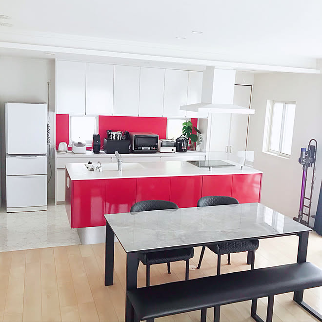 ダイソンコードレス掃除機 セラミックテーブル 赤白キッチン コーヒーメーカー 赤黒 などのインテリア実例 21 04 16 07 29 43 Roomclip ルームクリップ