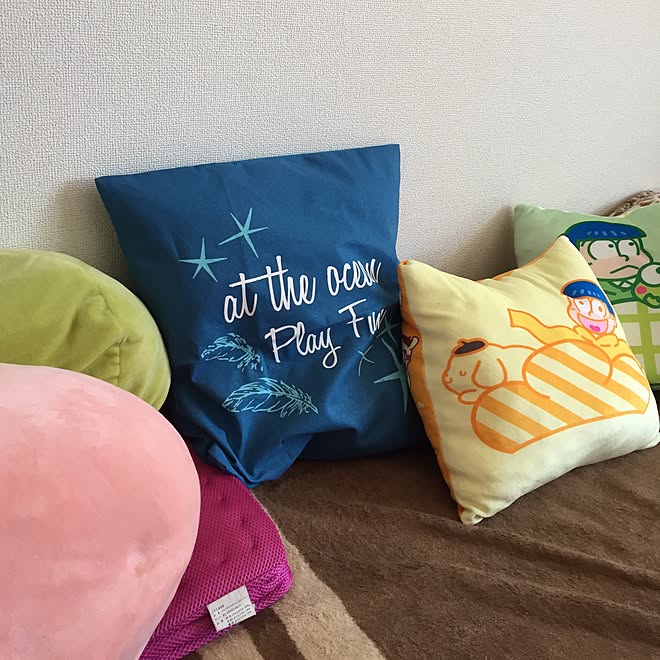 リビング マカロンクッション ローソン一番くじ おそ松さん スリーコインズ などのインテリア実例 17 04 19 11 47 33 Roomclip ルームクリップ