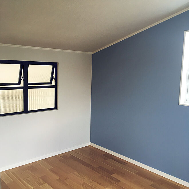 傾斜天井 寝室 ブルーグレーの壁紙 デコ窓 リクシルの窓 などのインテリア実例 19 06 14 08 39 48 Roomclip ルームクリップ