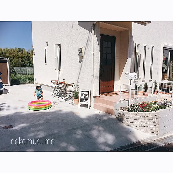 玄関 入り口 駐車場 白い小さな家 こどもと暮らす プール遊びのインテリア実例 16 05 19 14 46 44 Roomclip ルームクリップ