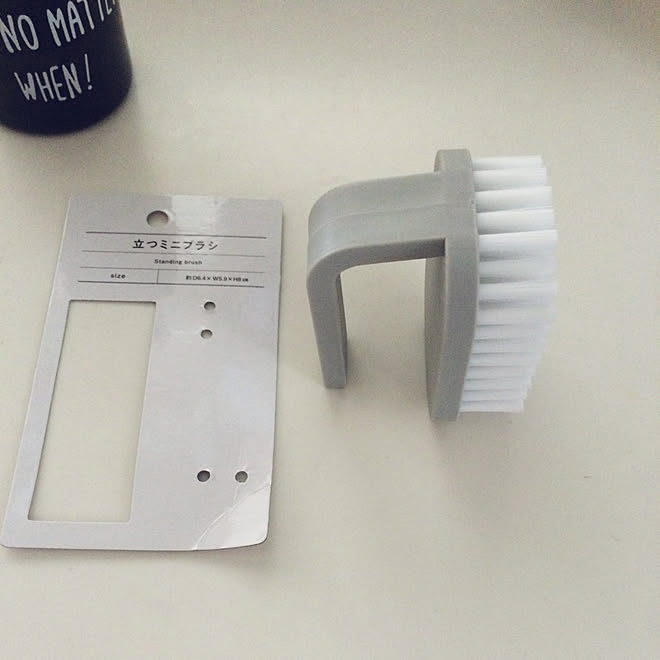 100均 立つミニブラシ キッチン キッチンブラシ グレー などのインテリア実例 18 06 26 22 05 39 Roomclip ルームクリップ