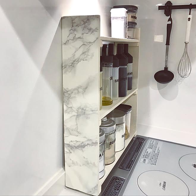 キッチン リメイクシート 大理石 調味料収納 ダイソー などのインテリア実例 18 10 31 17 21 37 Roomclip ルームクリップ