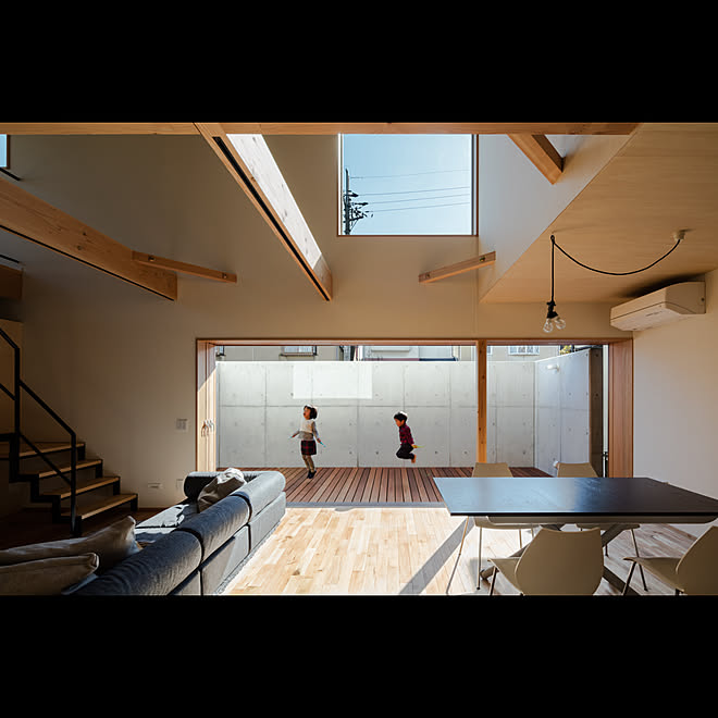 インナーテラス 大開口 木製サッシ 吹抜け ウッドデッキ などのインテリア実例 19 06 11 13 33 52 Roomclip ルームクリップ