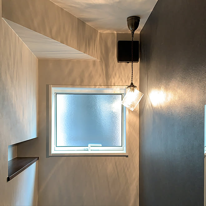 トイレ 照明 黒い壁紙 グレーインテリア 窓枠ホワイト 横滑り窓 などのインテリア実例 21 08 27 07 38 49 Roomclip ルームクリップ